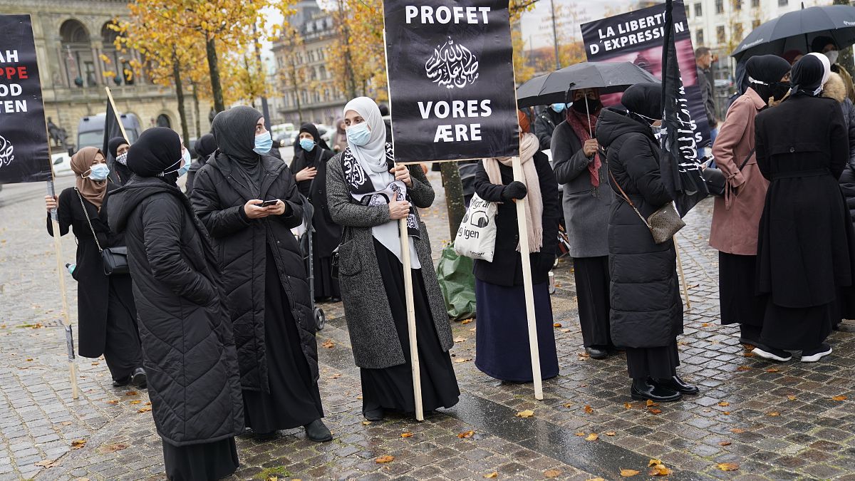 Fransa'nın Kopenhag Büyükelçiliği önünde protesto