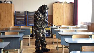 A honvédség fertőtlenít egy szolnoki iskolában.
