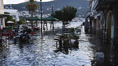 Ege depreminde Yunanistan'ın Sisam adasında küçük tsunami oluştu