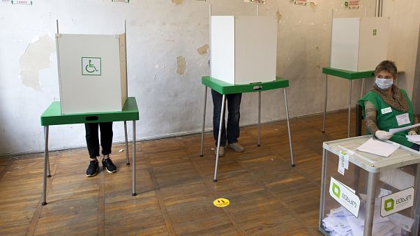 Electeurs dans un bureau de vote à Tbilissi (Géorgie), le 31/10/2020 Electeurs dans un bureau de vote à Tbilissi (Géorgie), le 31/10/2020