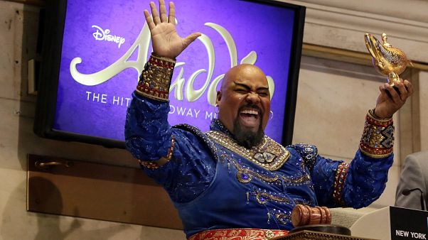 جيمس مونرو اغلهارت يرفع "المصباح السحري" في نيويورك وهو الذي لعب دور الجني في فيلم علاء الدين (ديزني). 2015/10/29 جيمس مونرو اغلهارت يرفع "المصباح السحري" في نيويورك وهو الذي لعب دور الجني في فيلم علاء الدين (ديزني). 2015/10/29