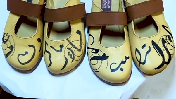 أحذية مصنوعة يدويا مكتوب عليها اسمي ترامب وماكرون أحذية مصنوعة يدويا مكتوب عليها اسمي ترامب وماكرون