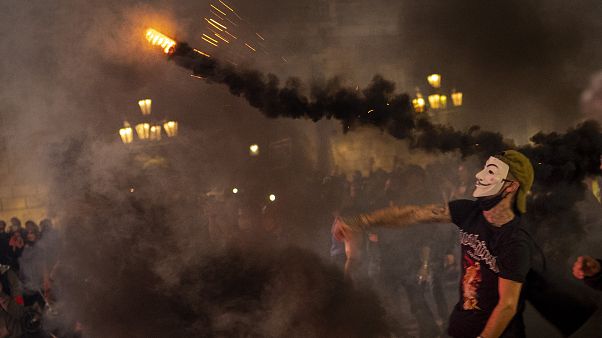 Barselona'da Covid-19 protestolarında olaylar çıktı Barselona'da Covid-19 protestolarında olaylar çıktı