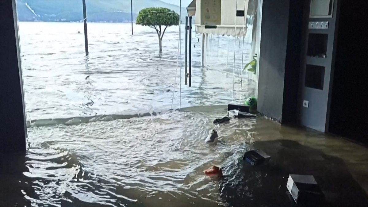 شاهد: فيضانات تجتاح جزيرة ساموس اليونانية إثر زلزال قوي