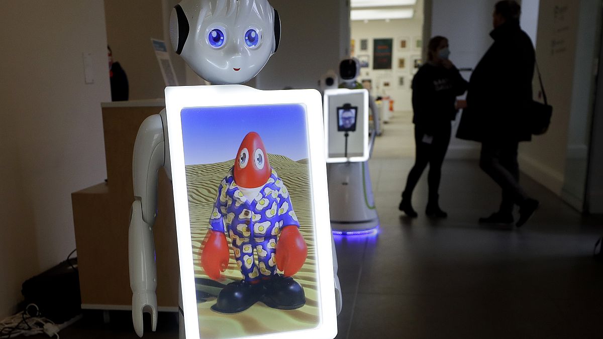 روبوت يرحب بالزائرين في معرض لوبستيروبوليس للفنون في لندن. 2020/10/29