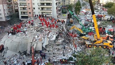 فرق الإنقاذ تبحث عن ناجين من تحت أنقاض مبنى انهار بسبب زلزال في إزمير التركية. 2020/10/31