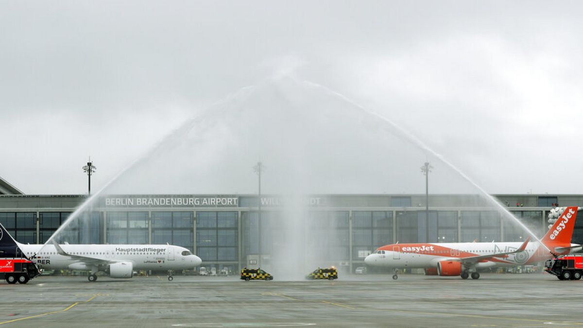 Los primeros aviones en las pistas del nuevo aeropuerto Berlín-Brandenburg 'Willy Brandt'