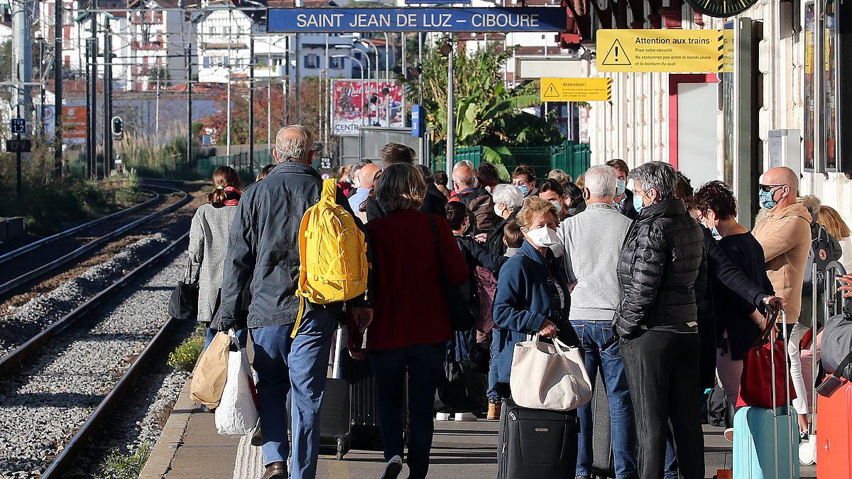 مسافرون في سان جان دولوز غربي فرنسا ينتظرون الركوب في قطار سريع متجه إلى باريس. 2020/10/31