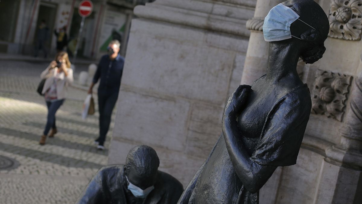 Estatuas cubiertas con mascarillas en Lisboa, Portugal