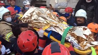 ویدئو؛ نجات یک نوجوان از زیر آوار، یک روز پس از زلزله در ترکیه