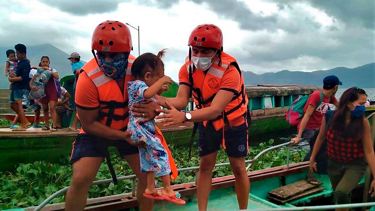 Filipinler, Goni tayfunu öncesinde binlerce kişiyi tahliye etti