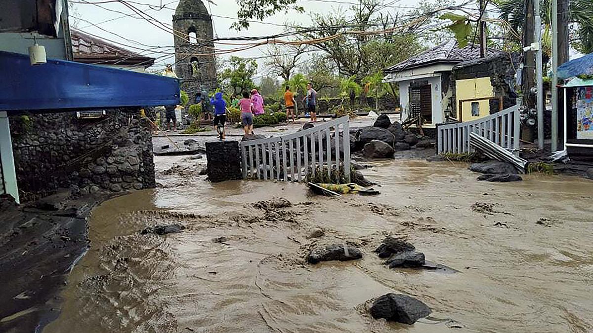 Inundaciones en las ruinas de Cagsawa tras el paso del tifón Goni por Filipinas