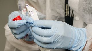 Una sanitaria manipula un test de antígenos