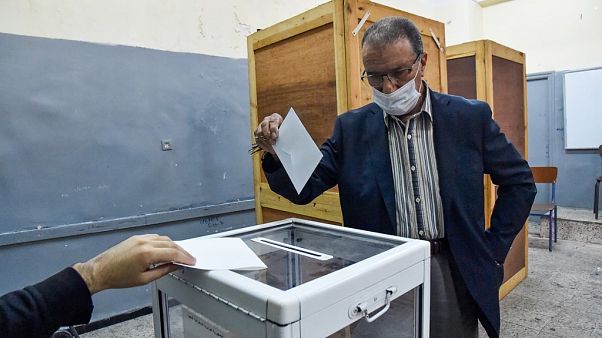 مواطن جزائري يدلي بصوته بشأن تعديل الدستور، الجزائر. 2020/11/01 مواطن جزائري يدلي بصوته بشأن تعديل الدستور، الجزائر. 2020/11/01