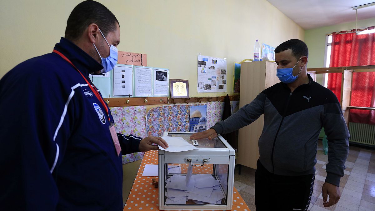رجل يدلي بصوته في مركز اقتراع في الجزائر العاصمة 