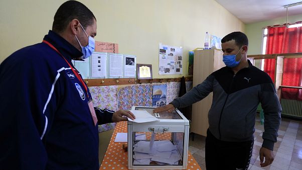 رجل يدلي بصوته في مركز اقتراع في الجزائر العاصمة رجل يدلي بصوته في مركز اقتراع في الجزائر العاصمة