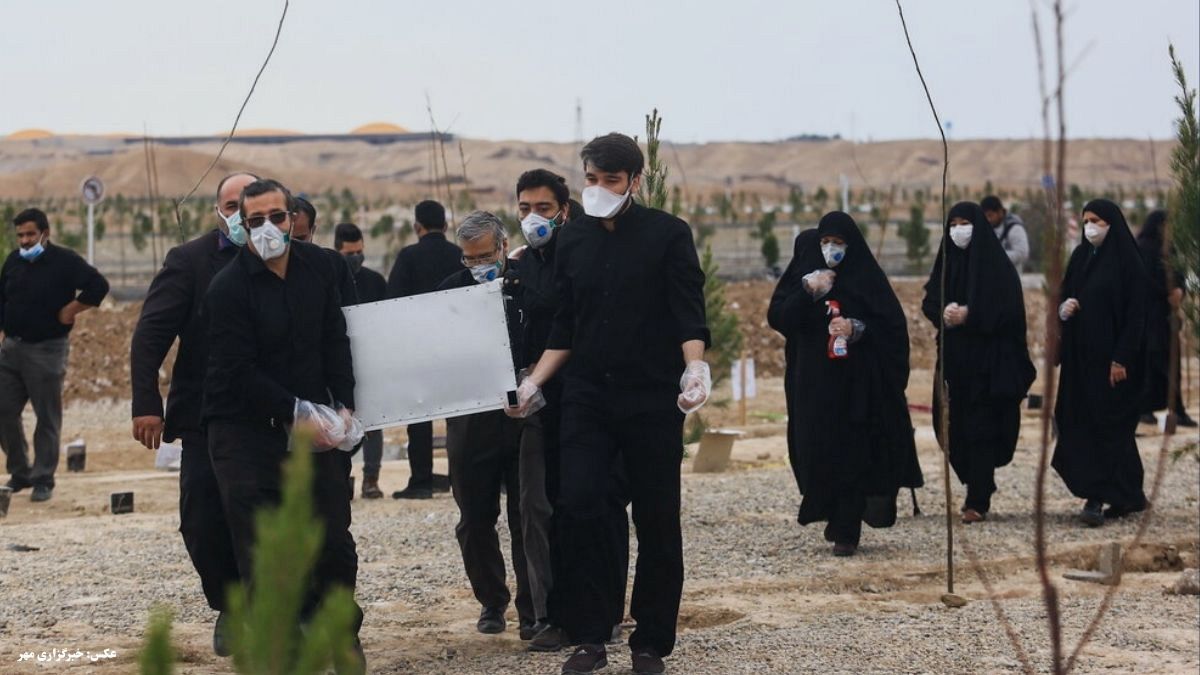 مراسم خاکسپاری یکی از مبتلایان به کرونا در ایران