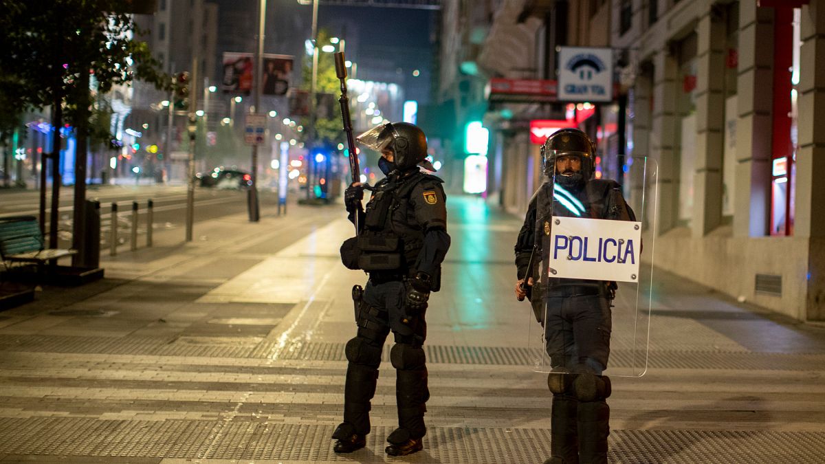 Des policiers dans les rues de Madrid alors que de violentes manifestations contre les restrications sanitaires ont eu lieu dans le weekend, 31 octobre 2020