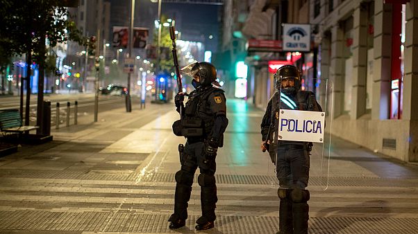 Des policiers dans les rues de Madrid alors que de violentes manifestations contre les restrications sanitaires ont eu lieu dans le weekend, 31 octobre 2020 Des policiers dans les rues de Madrid alors que de violentes manifestations contre les restrications sanitaires ont eu lieu dans le weekend, 31 octobre 2020