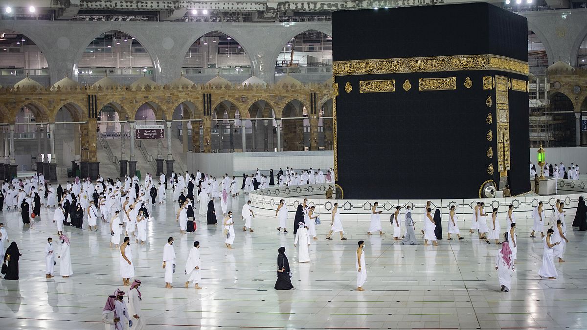 الصلاة حول الكعبة في المسجد الحرام في مدينة مكة المكرمة الإسلامية -  المملكة العربية السعودية