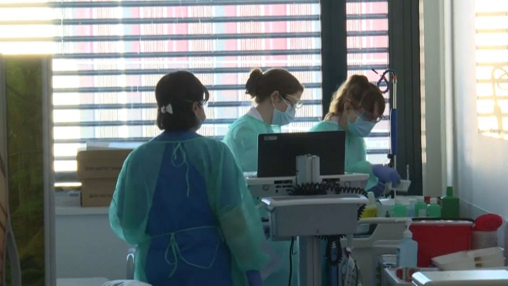 Covid 19 Alarm In Der Schweiz Pflegekrafte Arbeiten Infiziert Lockdown In Genf Euronews