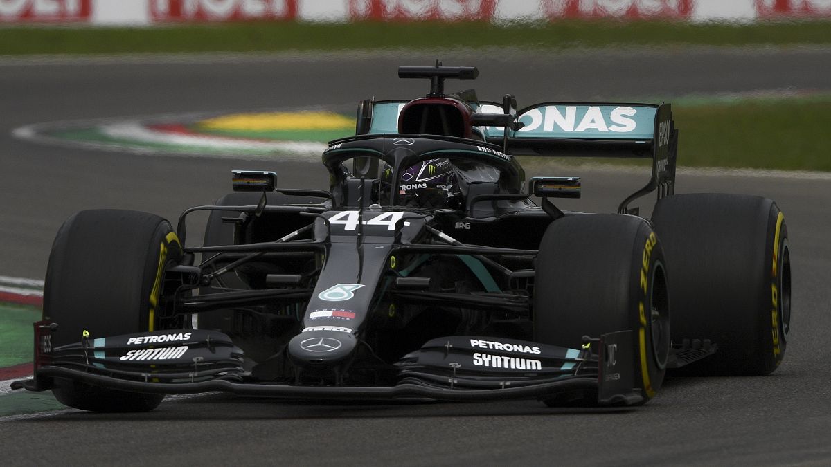 Lewis Hamilton útban a cél felé a Formula-1-es Emilia Romagna-i Nagydíjon.