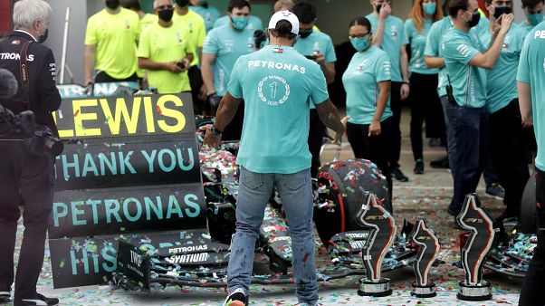 Lewis Hamilton feiert mit seinem Silberpfeil-Team den Gewinn der Konstrukteurs-WM in Imola Lewis Hamilton feiert mit seinem Silberpfeil-Team den Gewinn der Konstrukteurs-WM in Imola