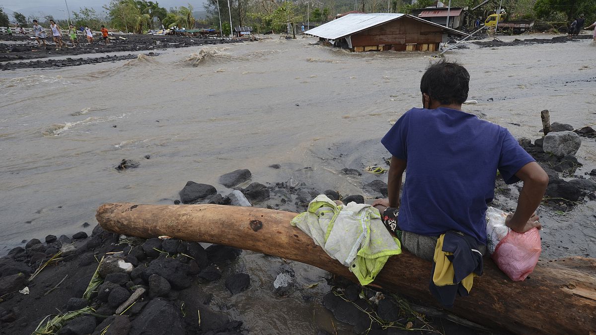 Super typhoon hits Philippines with deadly winds