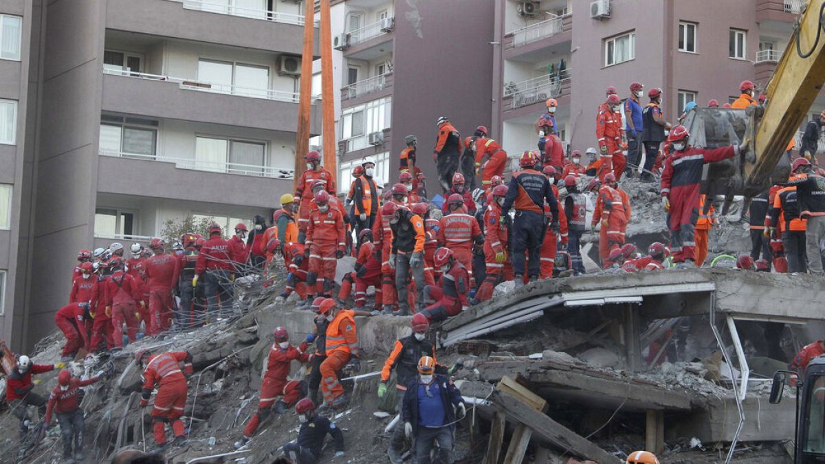 Las tareas de rescate prosiguen en la ciudad turca de Esmirna
