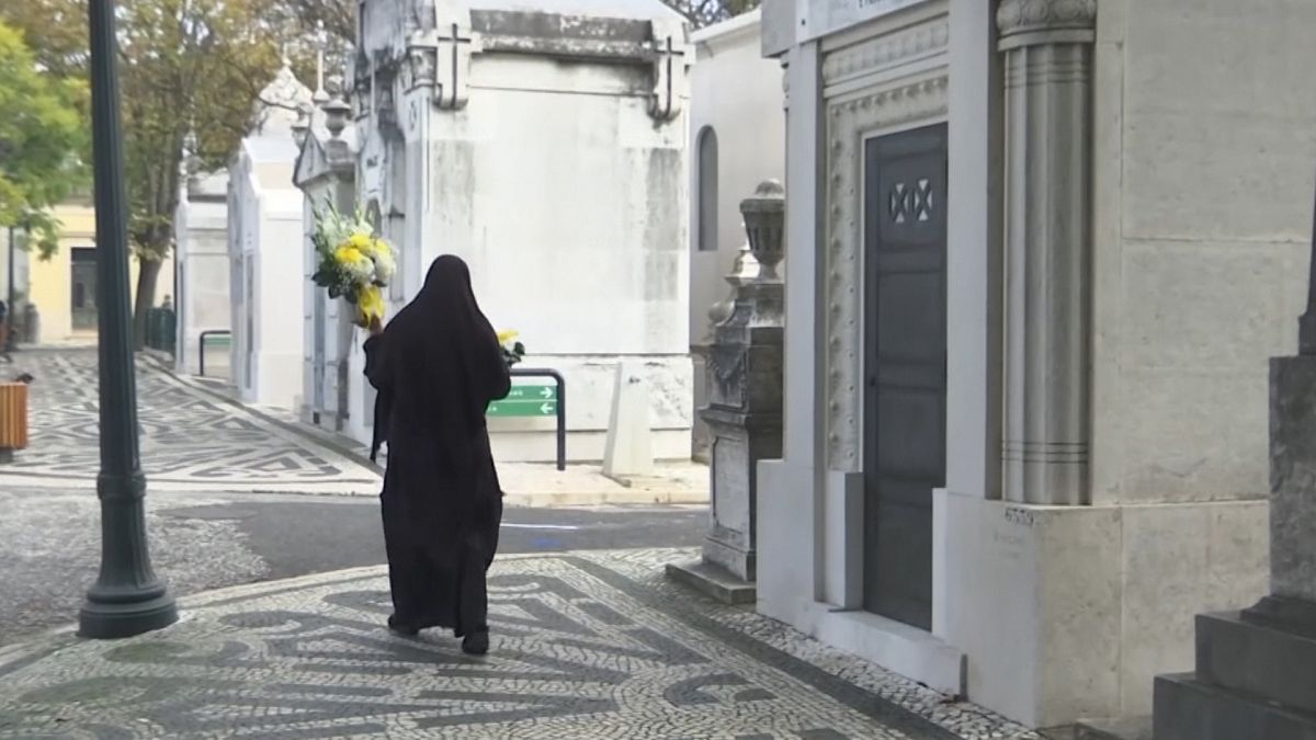 آلاف البرتغاليين يحتفلون بعيد القديسين على وقع تدابير وقائية صارمة لمكافحة تفشي كورونا 