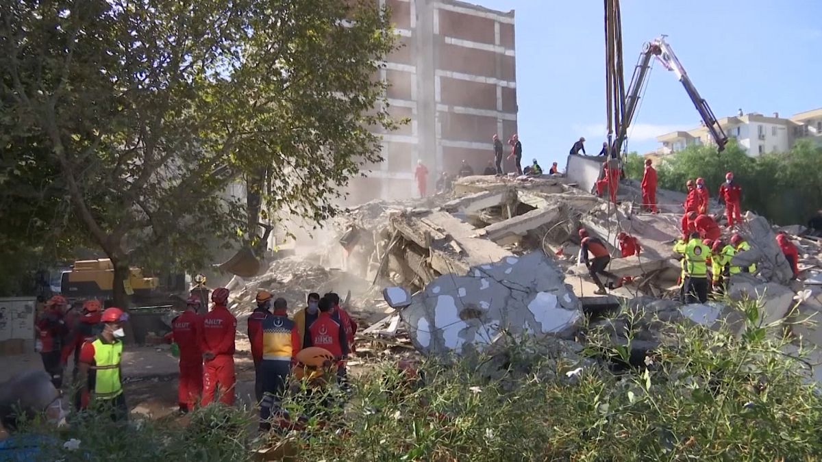 Demolition of a damaged building in Izmir