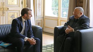 ماكرون خلال لقاء أجراه مع دليل بوبكر، الرئيس الانتقالي للمجلس الفرنسي للديانة الإسلامية (أرشيف)
