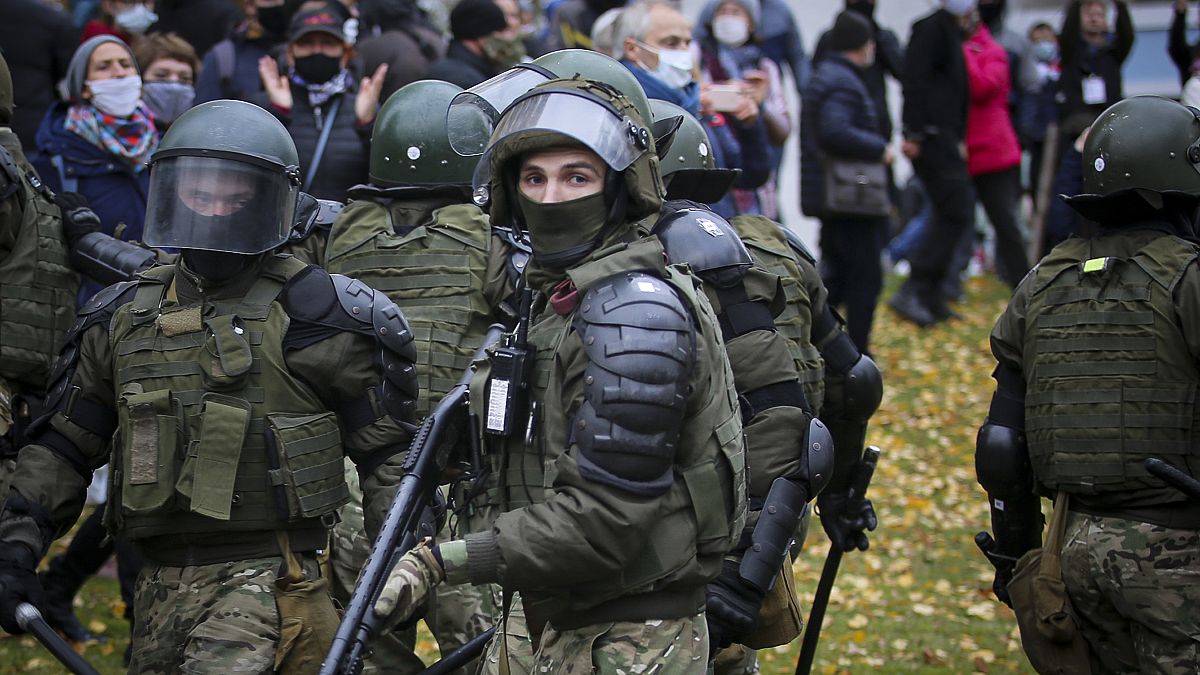 Сотрудники силовых структур блокируют проход участников протестного шествия в Минске