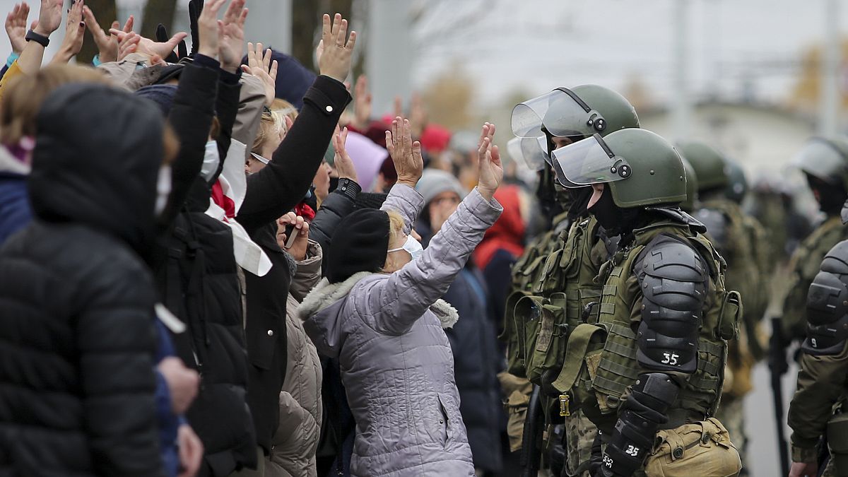 Demonstranten und Sicherheitskräfte in Minsk