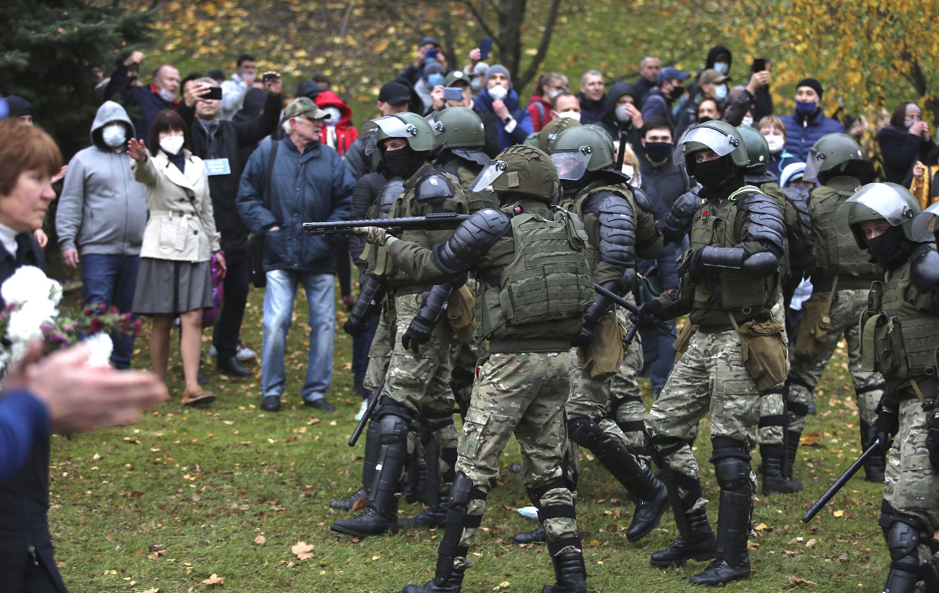 Belarus Sicherheitskräfte zielen mit Waffen auf Demonstranten Euronews
