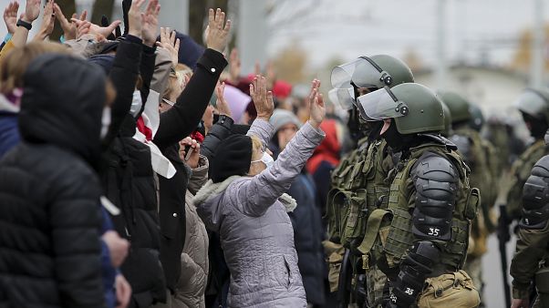 Demonstranten und Sicherheitskräfte in Minsk Demonstranten und Sicherheitskräfte in Minsk