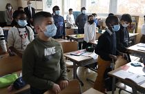 Néma főhajtással kezdődött újra a tanítás a meggyilkolt francia tanár iskolájában