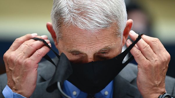 Dr. Anthony Fauci csak akkor vette le maszkját, amikor meghallgatásán a kongresszusi bizottság tagjaihoz beszélt Dr. Anthony Fauci csak akkor vette le maszkját, amikor meghallgatásán a kongresszusi bizottság tagjaihoz beszélt
