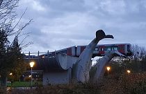 El tren detenido en la escultura de una ballena en la madrugada del lunes.  