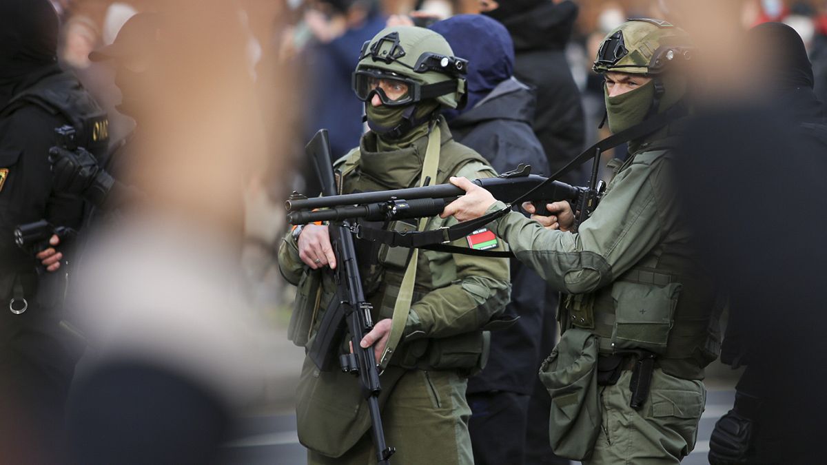 Belarus'un başkenti Minsk'te güvenlik güçleri, hükümet karşıtı protestoculara müdahale etti