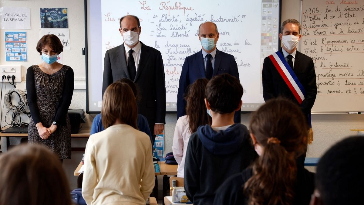 یک دقیقه سکوت برای معلم سر بریده همزمانم با بازگشایی مدارس در فرانسه