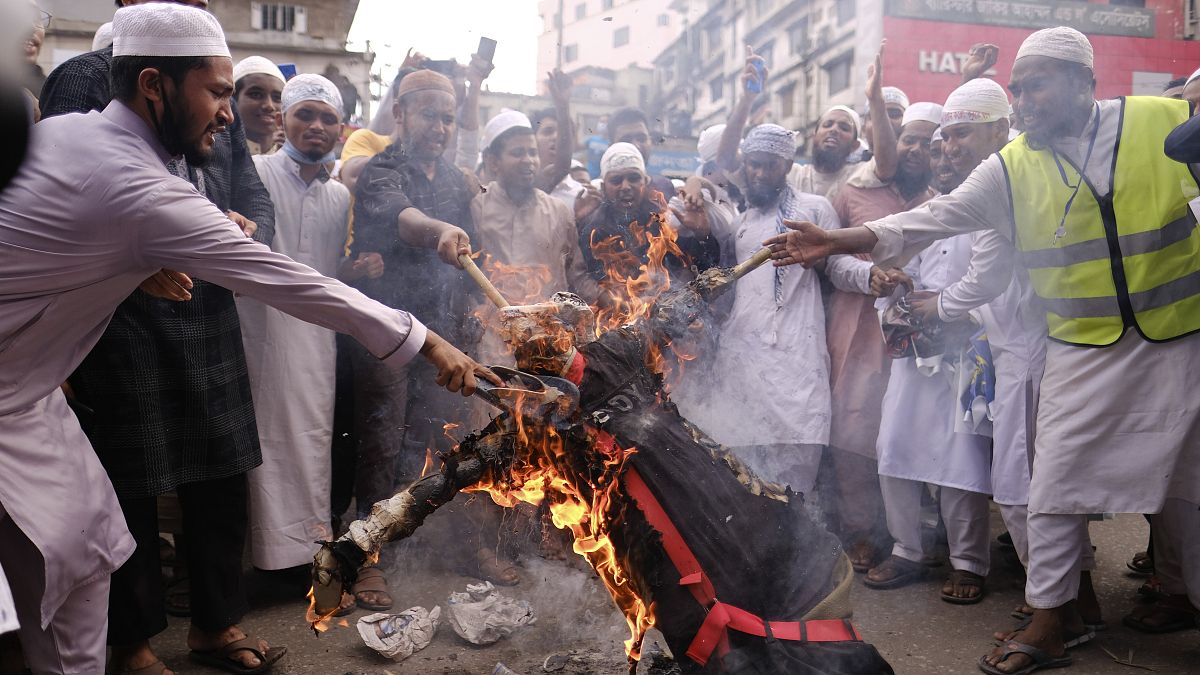 Des musulmans en colère brûlent une effigie du président français, Dacca (Bangladesh), le 02/11/2020