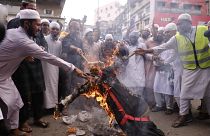 Des musulmans en colère brûlent une effigie du président français, Dacca (Bangladesh), le 02/11/2020