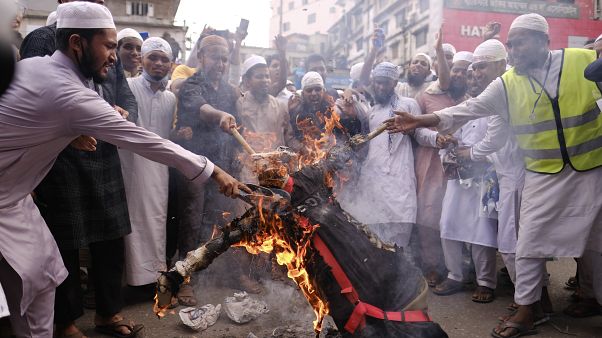 Des musulmans en colère brûlent une effigie du président français, Dacca (Bangladesh), le 02/11/2020 Des musulmans en colère brûlent une effigie du président français, Dacca (Bangladesh), le 02/11/2020