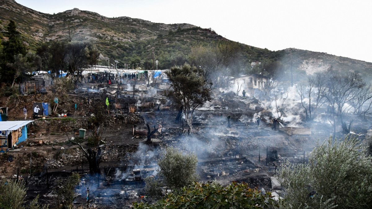 حريق مخيم في جزيرة ساموس