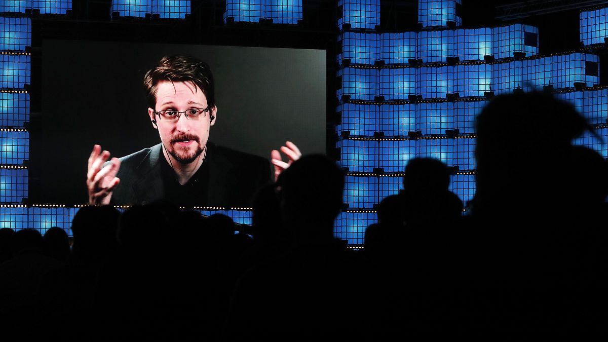  Edward Snowden a Web Summit technológiai konferencián Lisszabonban 2019. november 4-én