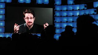 Snowden während der fernbildlichen Teilnahme an einer Veranstaltung im November 2019