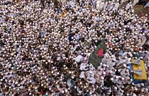 Bangladeş'in başkenti Dakka'da bir araya gelen on binlerce gösterici, Fransa'da Hz. Muhammed karikatürlerinin yayınlanmasını protesto etti