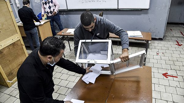 Entleerung einer Wahlurne Entleerung einer Wahlurne