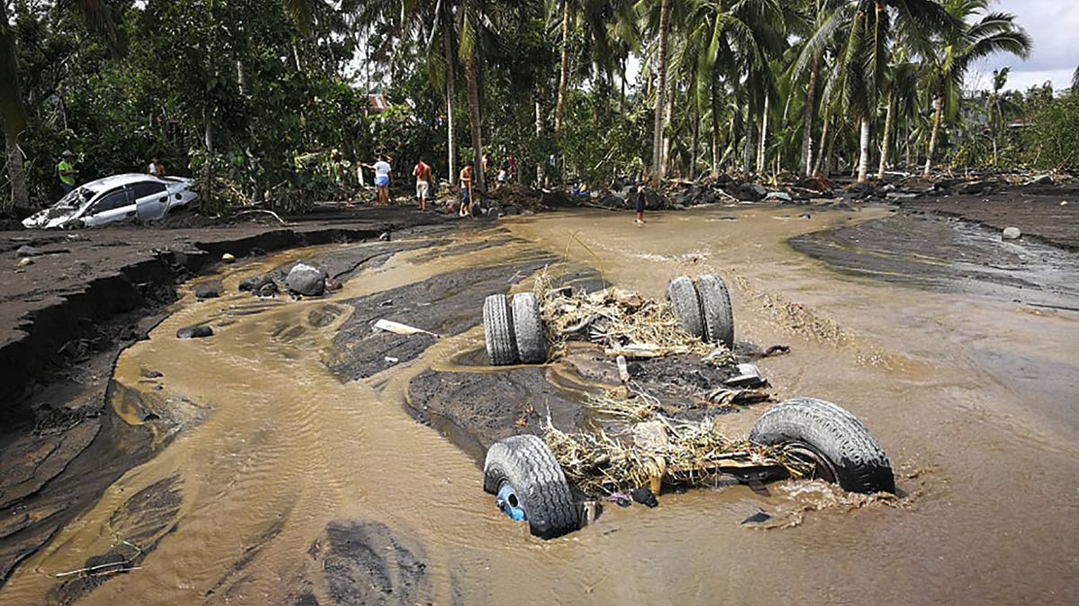  شاحنة غمرتها السيول الطينية الناجمة عن هطول أمطار غزيرة في بلدة جينوباتان وسط الفلبين. 2020/11/02
